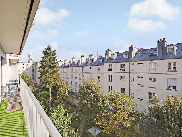 Large Parisian apartment for 2 bedrooms/4 people République, Paris Amsterdam Apartments for Rent