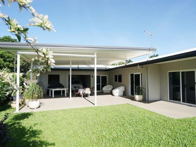 Large patio, 800m2 block, Shed