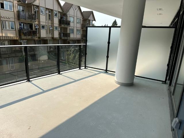 Large Patio Condo in Surrey