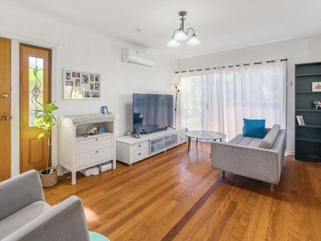 LARGE PET FRIENDLY YARD