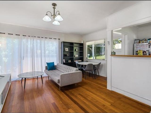LARGE PET FRIENDLY YARD