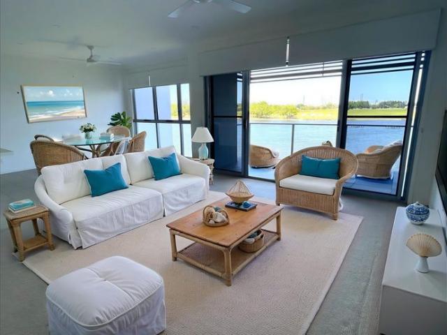 LARGE POINT POSITION WATERFRONT VILLA IN EMERALD LAKES WITH VIEWS