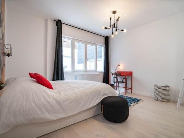Large, pleasant house to share Huart Chapel