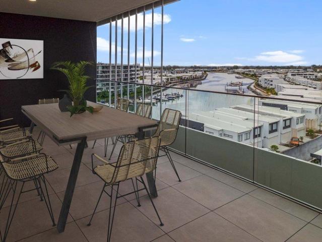Large private corner apartment with water views
