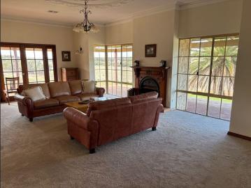 Large quality residence, rural lifestyle 3.5km from IGA