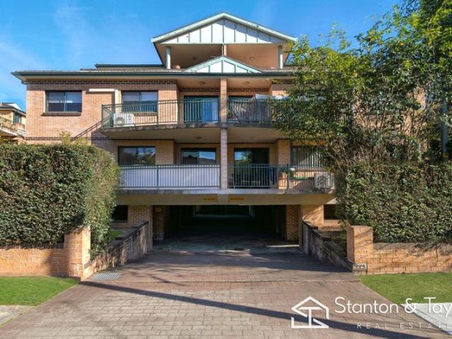 LARGE RENOVATED UNIT IN SUPERB LOCATION + DOUBLE GARAGE