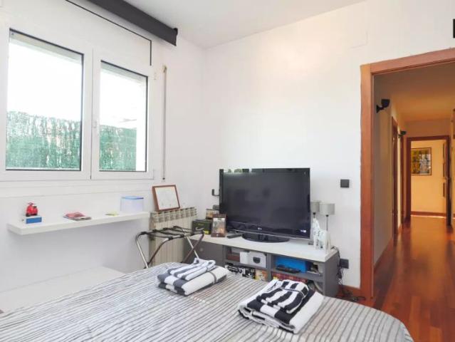 Large room in 3 bedroom apartment in Horta Guinardó