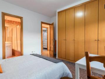 Large room in 4 bedroom apartment in Quatre Carreres