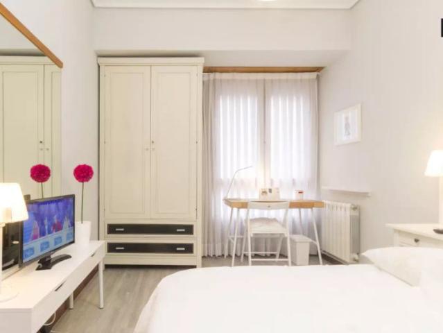 Large room in 5 bedroom apartment with handicap accessible, Indautxu