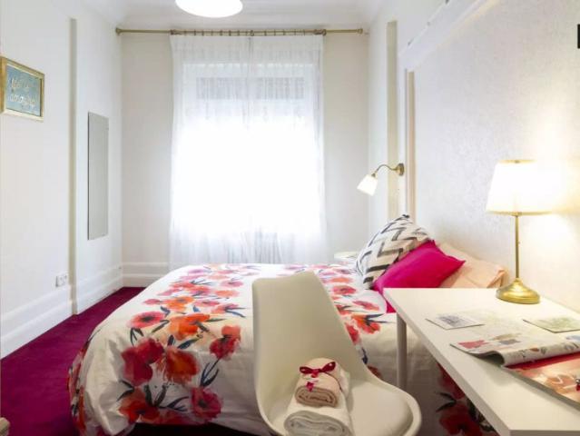 Room in a shared 7 bedroom apartment for rent in Abando, all bills included, professionals and students