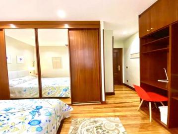 Large room with chest of drawers in 5 bedroom apartment, Abando