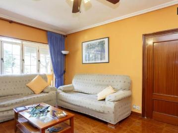 Large room with ample storage in 4 bedroom apartment, Ciudad Lineal