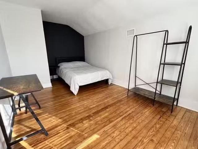 Large Rooms + Workspace in Secure Historic Jax renovated Home.