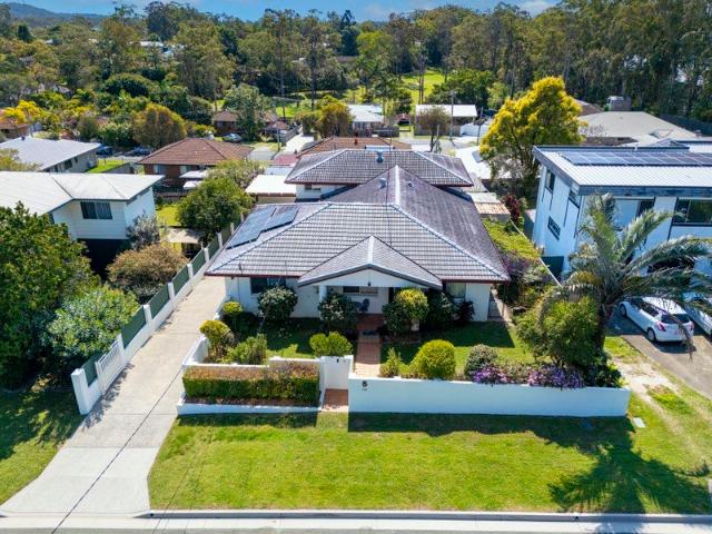 LARGE, ROCK SOLID FAMILY HOME WITH DUAL LIVING CAPABILITIES. PARKING FOR NUMEROUS VEHICLES !
