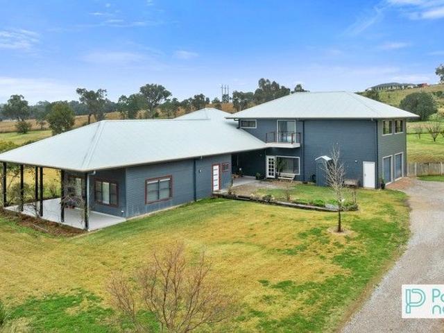 Large, Rural Home Minutes from Tamworth