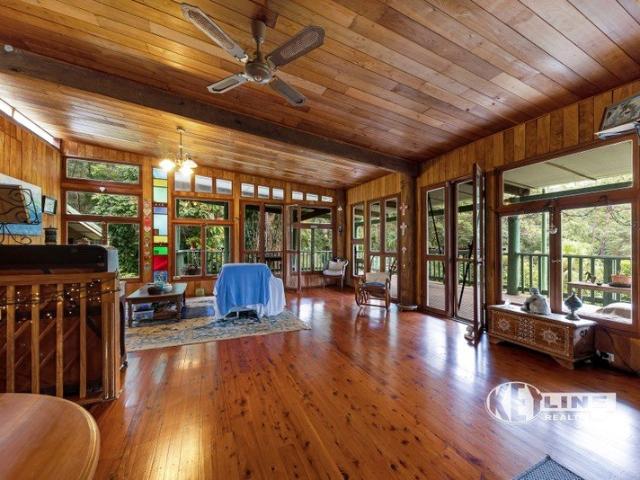 LARGE RUSTIC HOME IN TRANQUIL SETTING: USEABLE 3 ACRES!