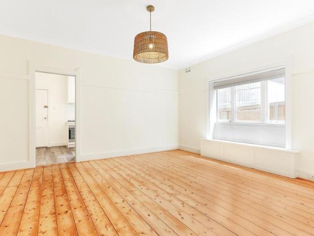 Large semi like apartment in great beachside location