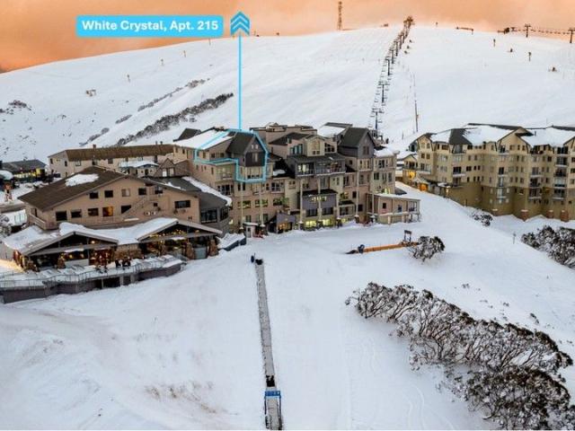 Large Ski In/Ski Out 3 Bedroom Duplex with Panoramic Alpine Views