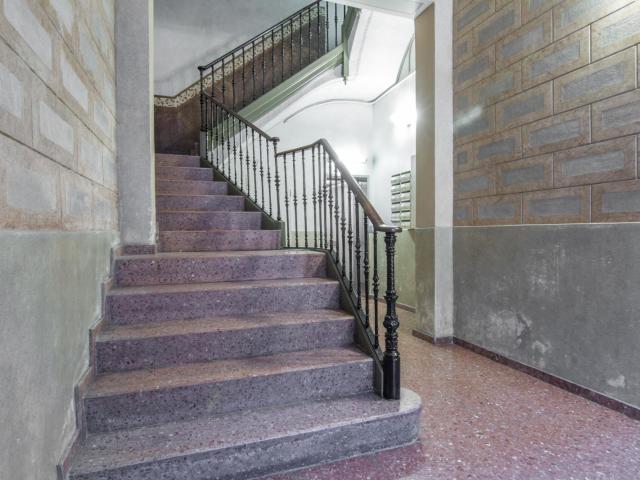 Large single bedroom in 2 bedroom apartment in L'Eixample