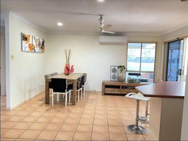 Large single level house in great location Close to Griffith University