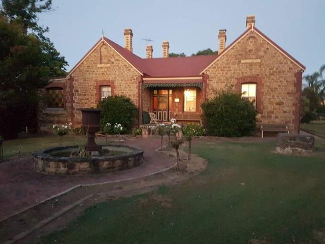 Large sized rooms for rent in heritage Sandstone House on 2500sq metres