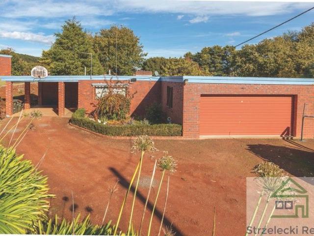 Large solid family home in lovely Thorpdale