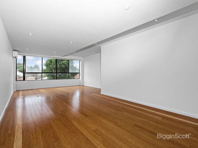 LARGE, SPACIOUS TOWNHOUSE WITH SPECTACULAR VIEWS!
