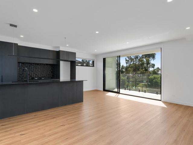 Large spacious residence in quiet and convenient location