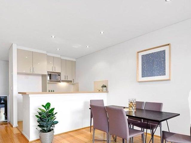 Large Split Level 2 Bedroom + Study w/ Resort Facilities, Close Green Square Stn