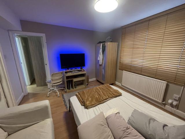 Large Studio Flat to Let in Willesden Green NW10 2