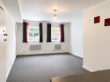 Large studio flat available in West Drayton!