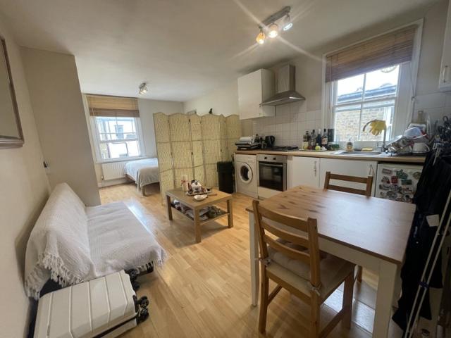 Large Studio Flat In Queens Park W9