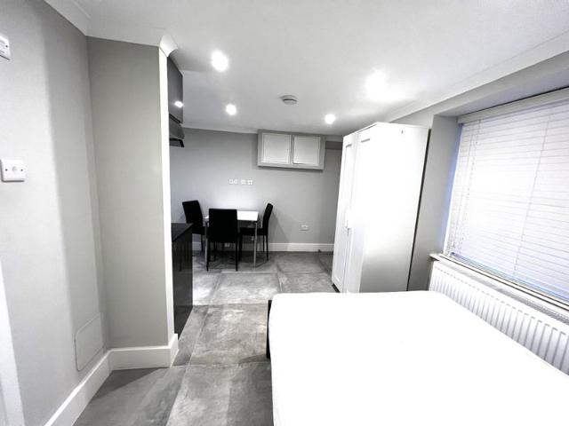 Large Studio in Bloomsbury Bills Included