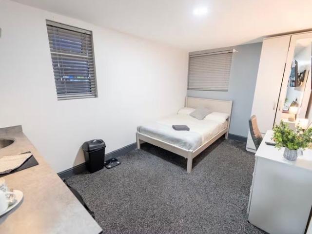 Large studio on offer for October