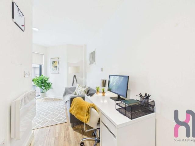 Large studio to let in Manchester