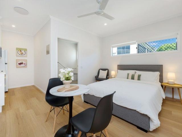 Large Studio Unit for Rent!