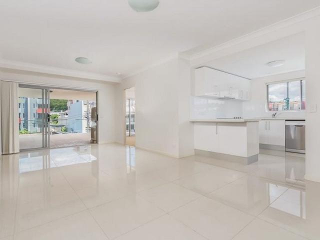 Large Stylish 2 Bedroom Apartment with 2 Bath