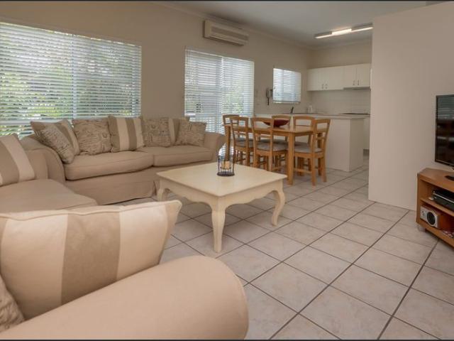 Large sunny 3 bedroom apartment