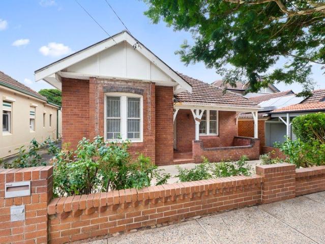 Large Sunny Family Home in Prime Location offers Future Potential