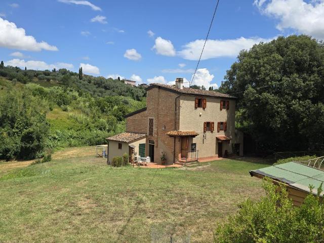 Lari: a 600 metri dal paese, vendiamo casolare con 2,5 ettar. 282m² Lari