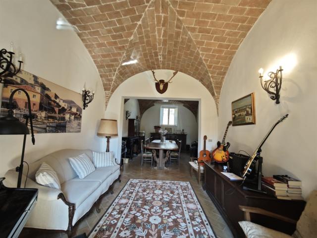 Lari: vendesi bellissima villa affrescata con giardino 700m² Lari
