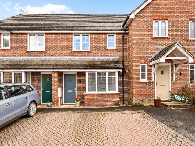 Lark Rise, Liphook, Hampshire, GU30 2 bed terraced house to rent £1,500 pcm £346 pw