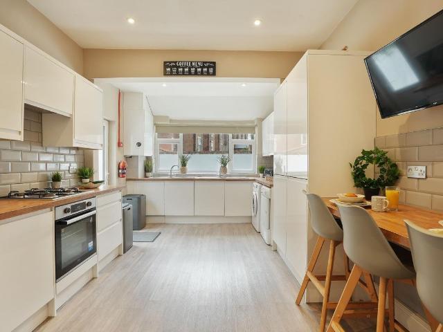 Larkdale Street, Nottingham NG7, 9 bed shared accommodation to rent, £5,850 pcm | PrimeLocation