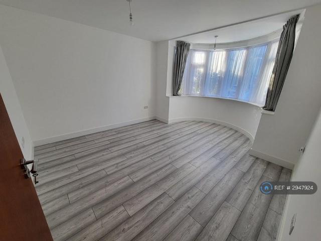 Larkfield Avenue, Harrow, HA3 2 bed flat to rent £2,200 pcm £508 pw
