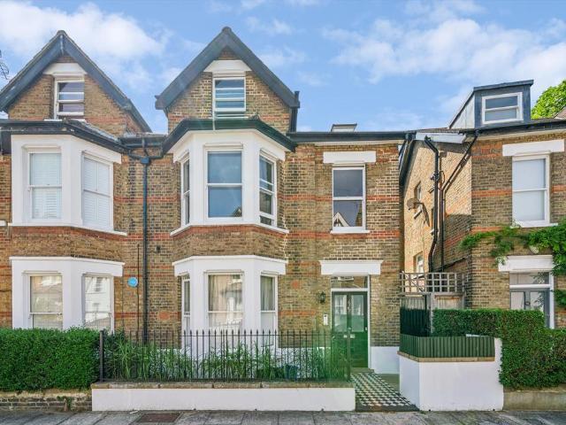 Larkfield Road, Richmond TW9 2 bed flat to rent £2,850 pcm £658 pw