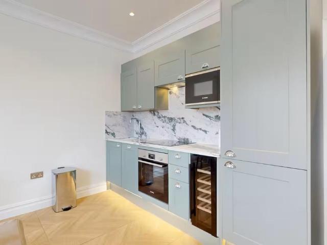 Larkfield Road Richmond TW9 2 bed flat to rent £4,500 pcm £1,038 pw
