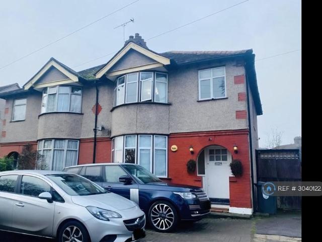 Larkshall Road, London, E4 3 bed semi detached house to rent £2,500 pcm £577 pw