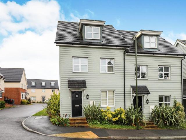 Larkspur Drive, Burgess Hill, RH15 3 bed house to rent £1,875 pcm £433 pw