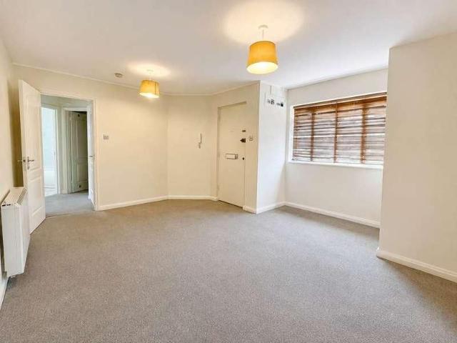Larkspur Gardens, Luton, LU4