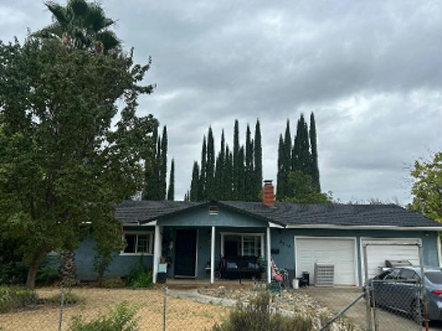 Larkspur Ln
